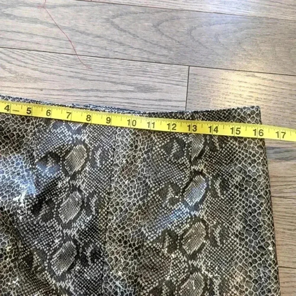 Xntrik Sport Vegan Snakeskin Pattern Gray mini Skirt/ side zipper slip-BNWOT - Picture 3 of 5